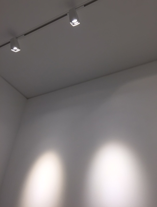 XAL: before activation – narrow beams accenting the wall XAL PACO Narrow Light + Building 2018 Frankfurt Nulty