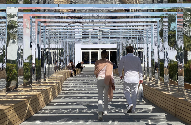 Dubai Design Week 2019 - Mirror Meander by XBD Collective Mirror Meander Installation Lustrous Portal Dubai Design Week 2019 XBD Collective